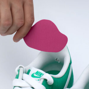 Hinterkappe von Schuhen flicken - Selbstklebende Flicken