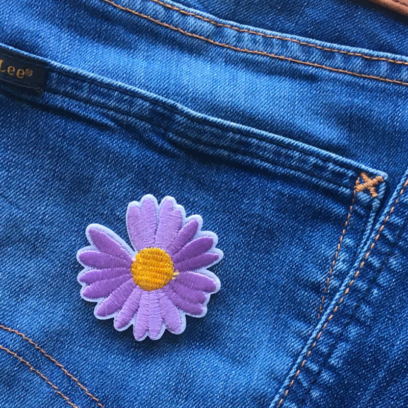 Lila gerbera - Broderat tygmärke